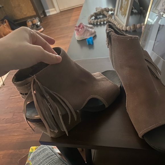 Women’s OTBT Free Spirit Embossed Brown Leather Side Zip Tassels Size 9 Boho - Picture 3 of 7